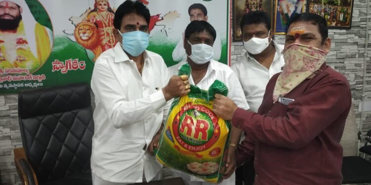 జై భారతమాత సేవా సమితి ఆధ్వర్యంలో 150 మందికి 25 కిలోల బియ్యం, 7 రకాల నిత్యావసర సరుకులు పంపిణీ.