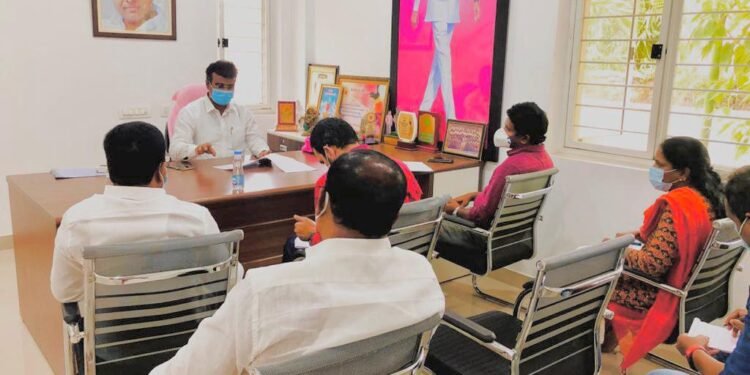 నిజాంపేట్ కార్పొరేషన్ రెవెన్యూ సమస్యలపై అధికారులతో ఎమ్మెల్యే వివేకా సమీక్ష..