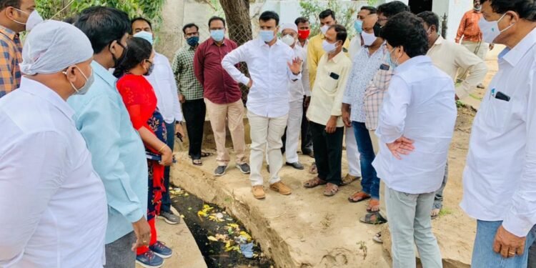 వర్షపు నీటి నాలాల అభివృద్ధిపై, టీఎస్ఐఐసి అధికారులతో ఎమ్మెల్యే పర్యటన