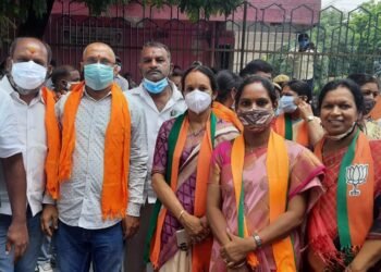 జిహెచ్ఎంసి ఆఫీస్ ముందు ధర్నాకు తరలివెళ్లిన బిజెపి నాయకులు..