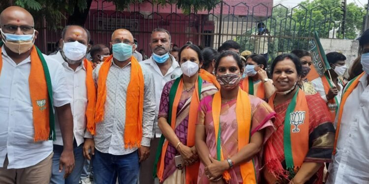 జిహెచ్ఎంసి ఆఫీస్ ముందు ధర్నాకు తరలివెళ్లిన బిజెపి నాయకులు..
