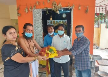 పేద కుటుంబానికి పుస్తె మట్టెలు అందజేసిన శ్రీ రామానుజాయ జ్ఞానపీఠం అధ్యక్షులు..