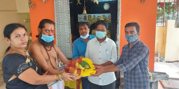 పేద కుటుంబానికి పుస్తె మట్టెలు అందజేసిన శ్రీ రామానుజాయ జ్ఞానపీఠం అధ్యక్షులు..