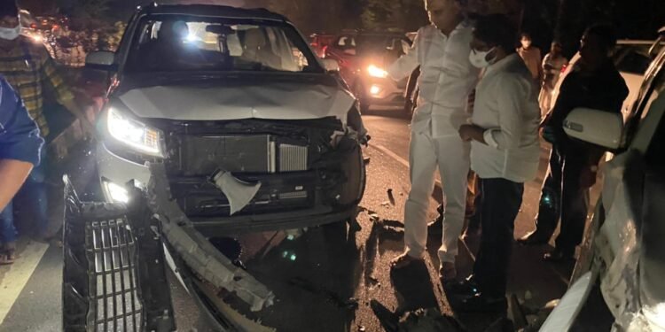హరీష్ రావు కారుకి యాక్సిడెంట్..