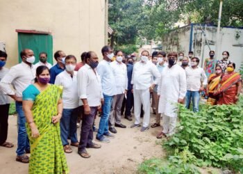 ముంపు ప్రాంతాల్లోని ప్రజలకు అండగా ఉంటానన్న ఎమ్మెల్యే అరేకపూడి గాంధీ..