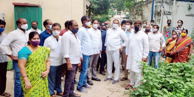 ముంపు ప్రాంతాల్లోని ప్రజలకు అండగా ఉంటానన్న ఎమ్మెల్యే అరేకపూడి గాంధీ..