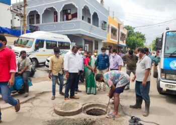 అండర్ గ్రౌండ్ డ్రైనేజీ సమస్య పైన సత్వరం స్పందించిన రామంతాపూర్ కార్పొరేటర్