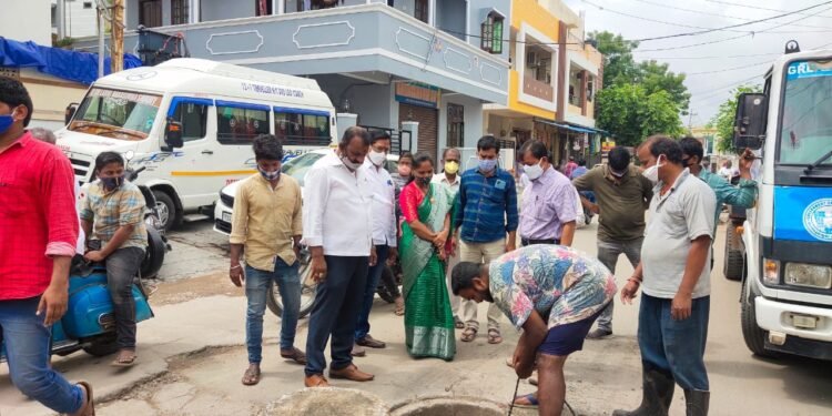 అండర్ గ్రౌండ్ డ్రైనేజీ సమస్య పైన సత్వరం స్పందించిన రామంతాపూర్ కార్పొరేటర్