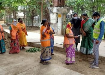 శానిటేషన్ వర్కర్స్ బయోమెట్రిక్ అటెండెన్స్ ఆకస్మికంగా పరిశీలించిన రామంతపూర్ కార్పొరేటర్