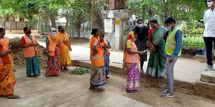 శానిటేషన్ వర్కర్స్ బయోమెట్రిక్ అటెండెన్స్ ఆకస్మికంగా పరిశీలించిన రామంతపూర్ కార్పొరేటర్