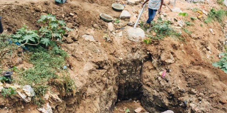 నాలా అభివృద్ధి పనులను పరిశీలిస్తున్న రామంతాపూర్ కార్పొరేటర్..