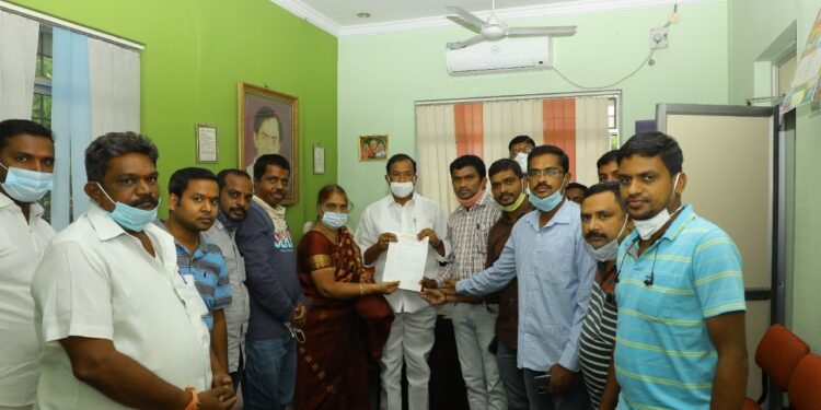 ఎమ్మెల్యే బేతి సుభాష్ రెడ్డికి శ్రీ లక్ష్మీ నగర్ కాలనీ ప్రెసిడెంట్స్ వెల్ఫేర్ అసోసియేషన్ వినతిపత్రం..