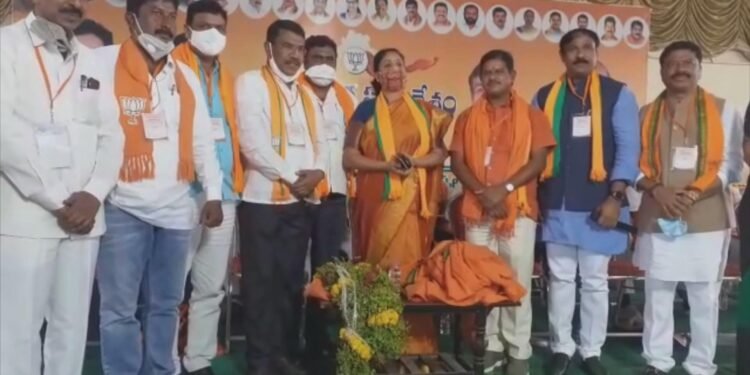 కేసీఆర్ పాలనలో ప్రజలు ప్రాణాలు కోల్పోతున్నారు – విజయశాంతి