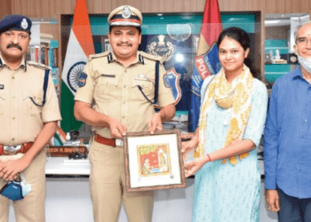 రాచకొండ సిపి మహేష్ భగవత్ కి సింగర్ రమ్యబెహారా ఆహ్వానం.