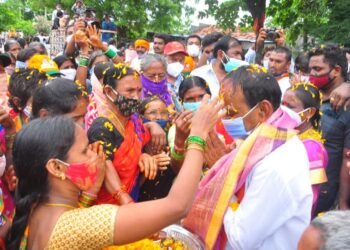 ఈటెల తొలిరోజు ప్రజా దీవెన యాత్రకు మహిళల మంగల నీరాజనాలు