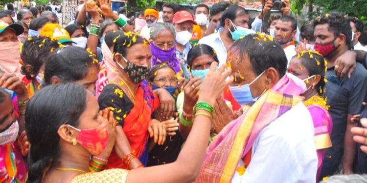 ఈటెల తొలిరోజు ప్రజా దీవెన యాత్రకు మహిళల మంగల నీరాజనాలు