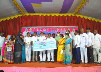 433 మందికి కల్యాణ లక్ష్మీ, షాదిముబారక్ చెక్కులను పంపిణీ చేసిన మంత్రి నిరంజన్ రెడ్డి