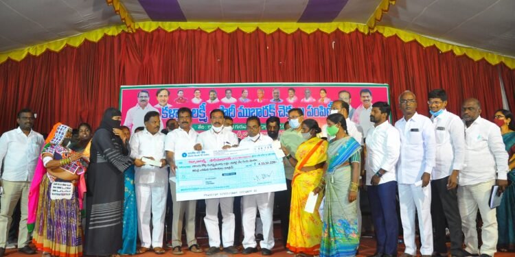 433 మందికి కల్యాణ లక్ష్మీ, షాదిముబారక్ చెక్కులను పంపిణీ చేసిన మంత్రి నిరంజన్ రెడ్డి