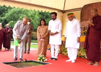 ధర్మ చక్ర దినోత్సవంగా.. పవిత్ర బోధి వృక్ష మొక్కను నాటిన రాష్టప్రతి కోవింద్..