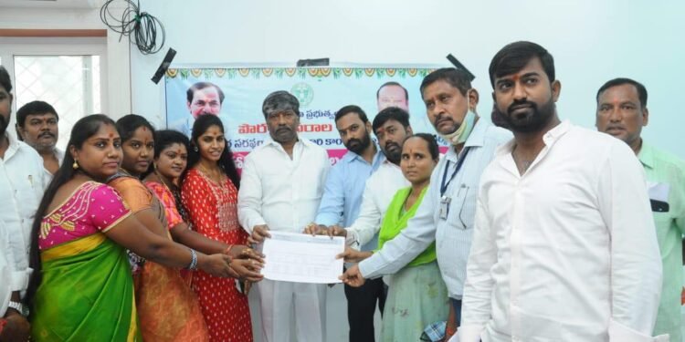 నూతన రేషన్ కార్డులు పంపిణీ చేసిన పద్మారావ్ గౌడ్