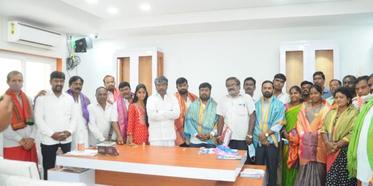 బోనాలకు 87 లక్షల చెక్కులను అందజేసిన పద్మారావ్ గౌడ్