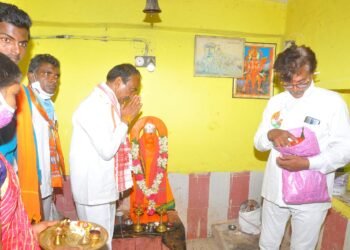 ఆంజనేయ స్వామి ఆశీర్వాదం తీసుకున్న ఈటెల