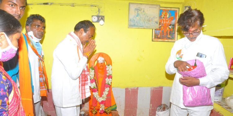 ఆంజనేయ స్వామి ఆశీర్వాదం తీసుకున్న ఈటెల
