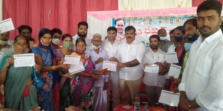 కొత్త రేషన్ కార్డులు, కల్యాణలక్ష్మి, షాది ముబరాక్ చెక్కు ల పంపిణీ చేసిన ఆందోల్ ఎమ్మెల్యే క్రాంతి కిరణ్