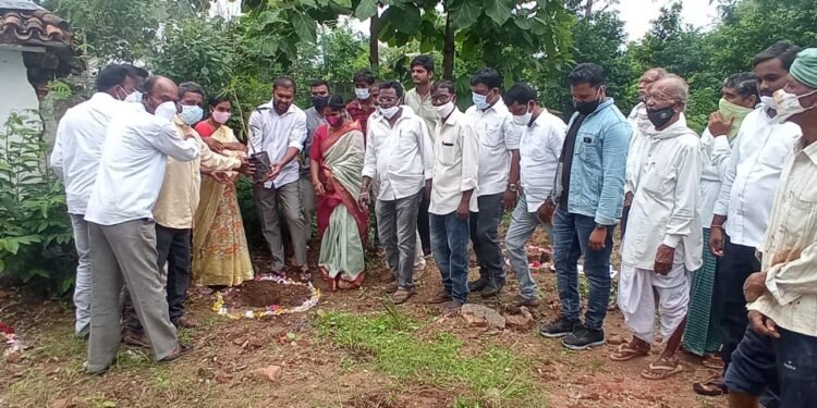 కేటీఆర్ పుట్టినరోజున 2500 పండ్ల మొక్కలను నాటిన నల్ల మనోహర్ రెడ్డి
