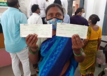 రెండు చెక్కులతో తల్లి ఆనందోత్సాహం…