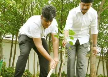 తన పుట్టినరోజున గ్రీన్ ఇండియా ఛాలెంజ్ లో భాగంగా మొక్కలు నాటిన కల్వకుంట్ల హిమాన్షు