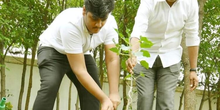 తన పుట్టినరోజున గ్రీన్ ఇండియా ఛాలెంజ్ లో భాగంగా మొక్కలు నాటిన కల్వకుంట్ల హిమాన్షు