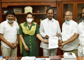 కేసీఆర్ ను కలిసి కృతజ్జతలు తెలియజేసిన ఉద్యోగ సంఘాల నేతలు.
