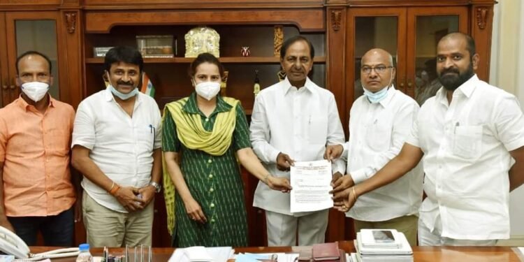 కేసీఆర్ ను కలిసి కృతజ్జతలు తెలియజేసిన ఉద్యోగ సంఘాల నేతలు.