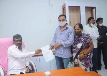 లక్ష రూపాయల CMRF LOCని అందజేసిన పద్మారావ్ గౌడ్