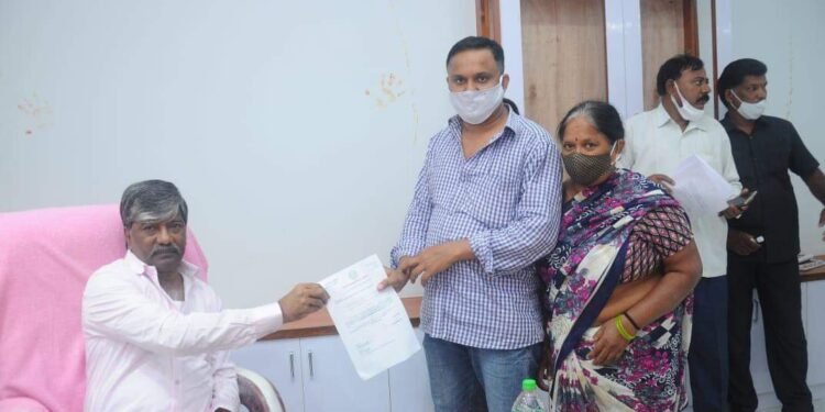లక్ష రూపాయల CMRF LOCని అందజేసిన పద్మారావ్ గౌడ్