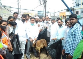 బక్రీద్ కోసం పాలిథిన్ కవర్లను పంపిణీ చేసిన పద్మారావు గౌడ్