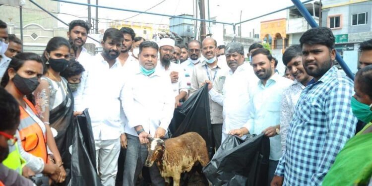 బక్రీద్ కోసం పాలిథిన్ కవర్లను పంపిణీ చేసిన పద్మారావు గౌడ్