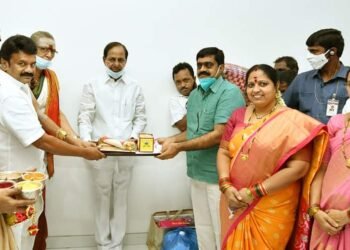 ఉజ్జయిని మహంకాళి బోనాలకు రావాలని కేసీఆర్ ని ఆహ్వానించిన తలసాని