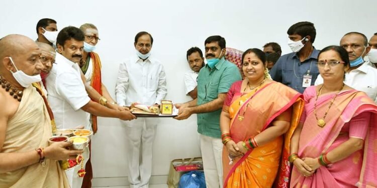 ఉజ్జయిని మహంకాళి బోనాలకు రావాలని కేసీఆర్ ని ఆహ్వానించిన తలసాని