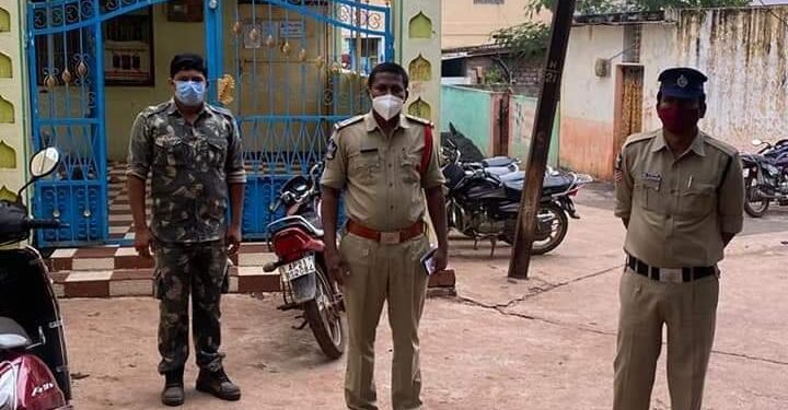 కర్నూల్ మసీదుల వద్ద పోలీసులు