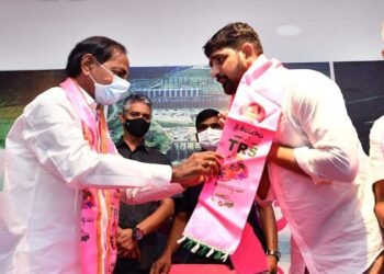 కేసీఆర్ సమక్షంలో టిఆర్ఎస్ కండువా కప్పుకున్న కౌశిక్ రెడ్డి