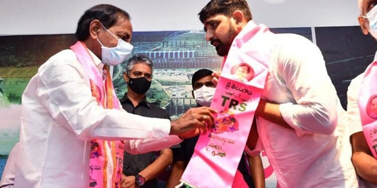 కేసీఆర్ సమక్షంలో టిఆర్ఎస్ కండువా కప్పుకున్న కౌశిక్ రెడ్డి