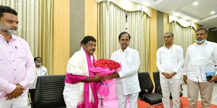 కెసిఆర్ ని కలిసిన SC కార్పోరేషన్ చైర్మన్ బండా శ్రీనివాస్