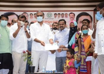 గజ్వేల్ లో కొత్త రేషన్ కార్డులు, కళ్యాణ‌ లక్ష్మి చెక్కుల పంపిణి