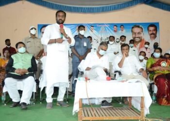 నూతన రేషన్ కార్డులు పంపిణీ చేసిన రఘునందన్