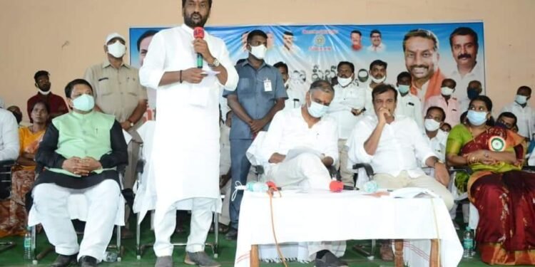 నూతన రేషన్ కార్డులు పంపిణీ చేసిన రఘునందన్