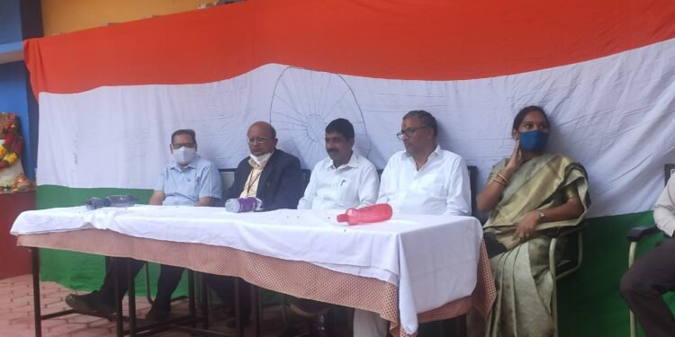రామంతపూర్ పాఠశాలలో10 KWP సోలార్ పవర్ గ్రిడ్ ప్యాక్ ప్రారంభించడానికి హాజరైన బీజేపీ నాయకులు