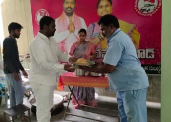 శానిటైజషన్ సిబ్బందికీ భోజన కార్యక్రమం