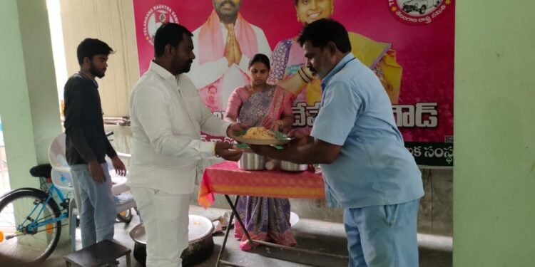 శానిటైజషన్ సిబ్బందికీ భోజన కార్యక్రమం